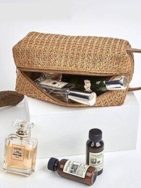 Portable Straw Pouch With A Zip And A Handle