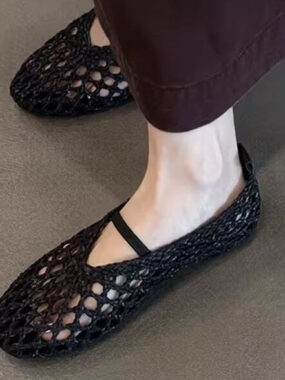 Minimalist Hollowed-out Ballerina