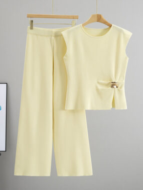Solid Pants and Sleeveless Top with Golden Brooch